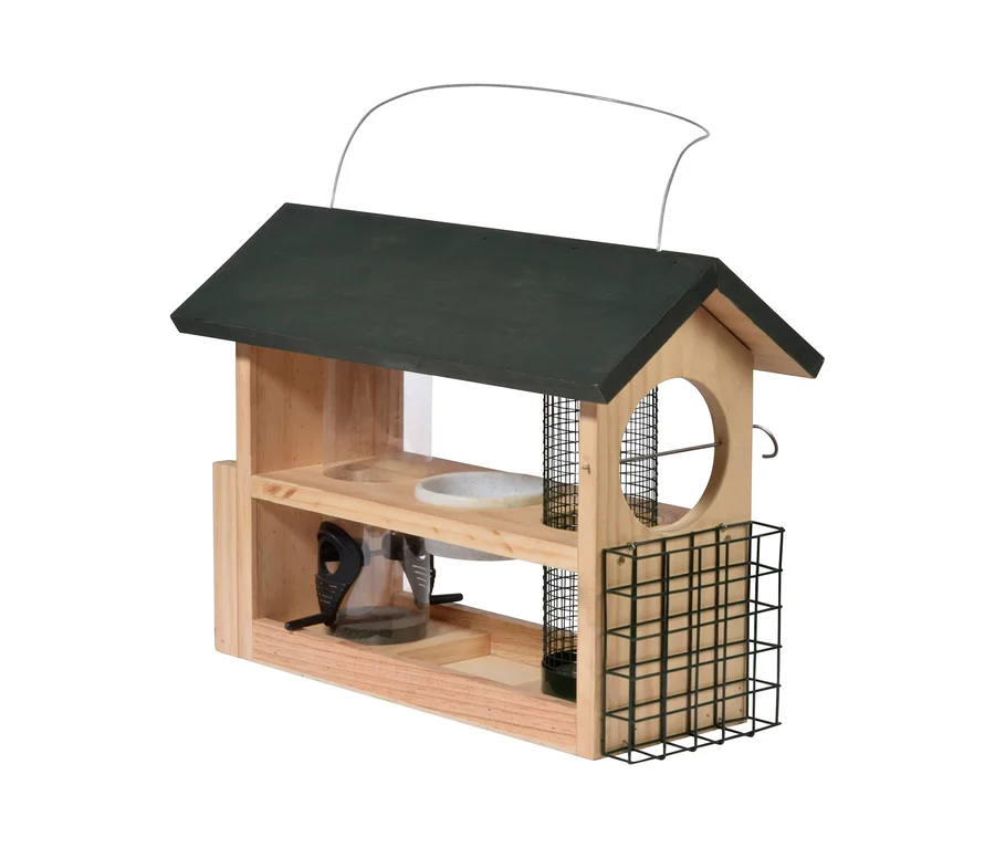 Ein hölzernes 7-in-1-Vogelhaus mit grünem Dach und Metallaufhängung.