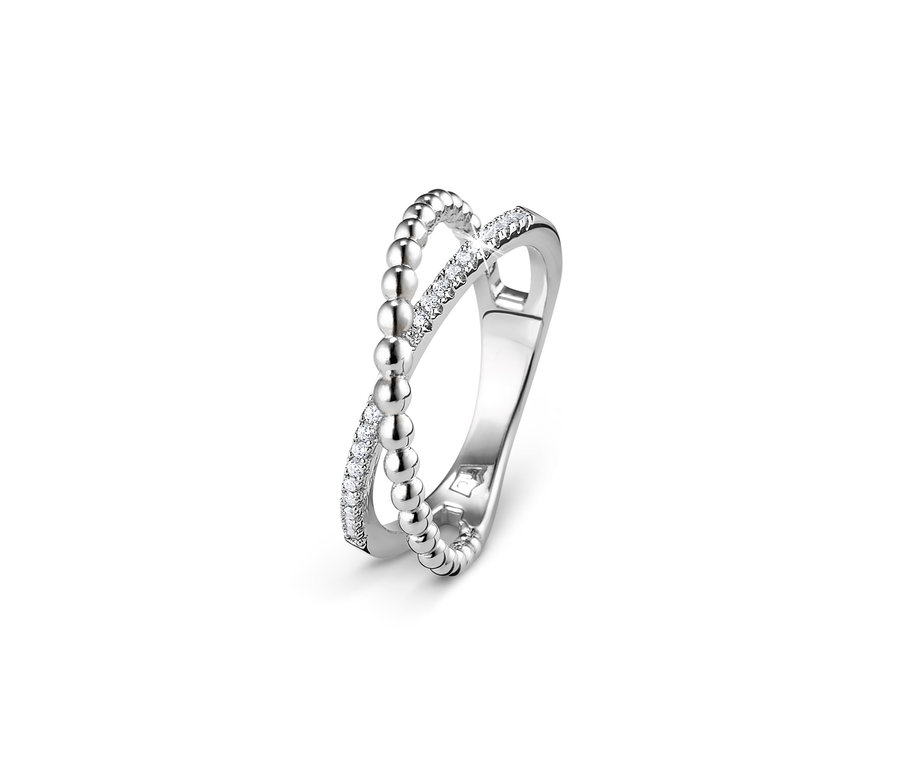 Detailansicht eines Silberrings mit Zirkonia auf weißem Hintergrund.