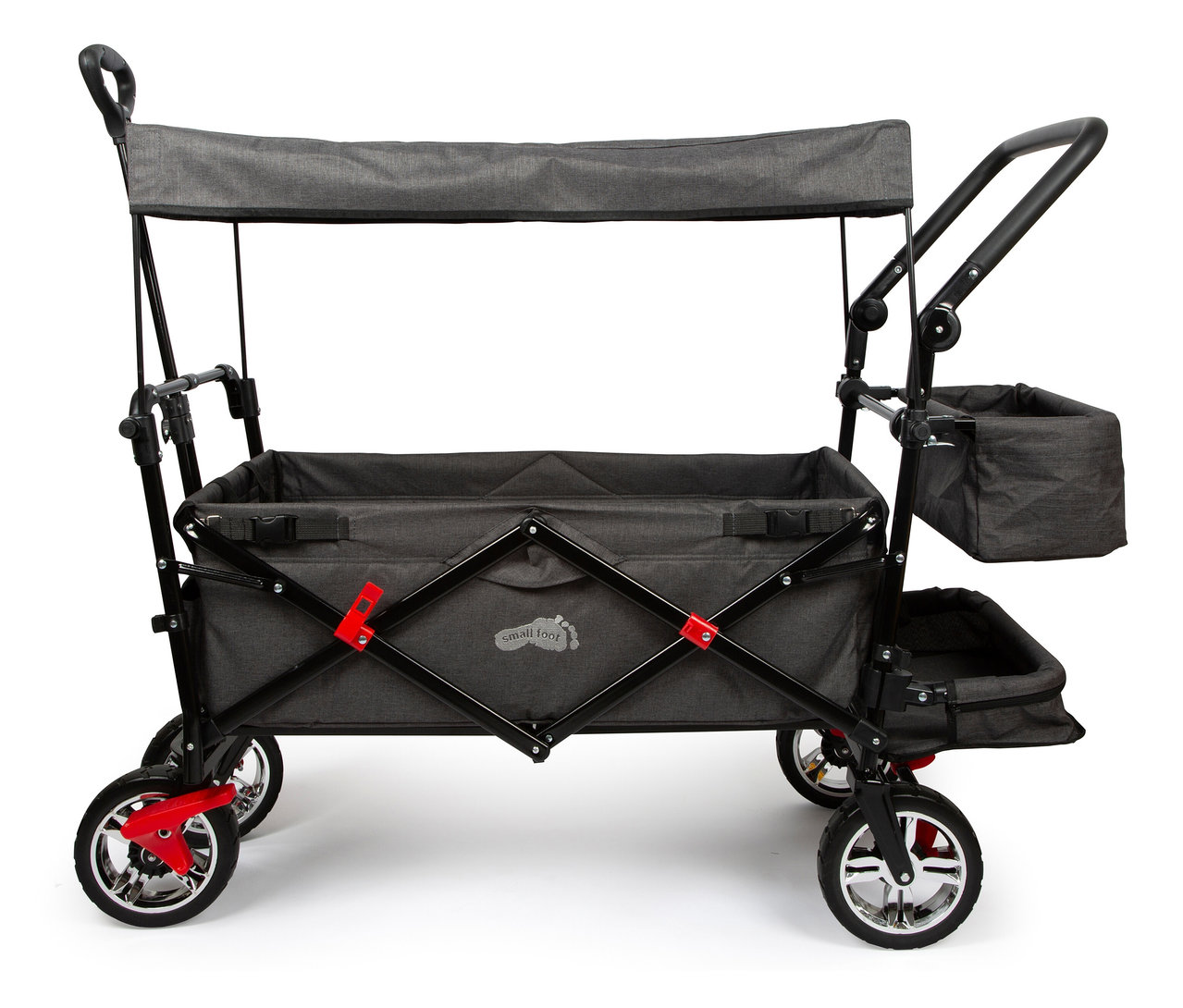 Ein schwarzer small foot Bollerwagen mit grauem Dach und Regencover.