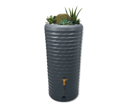 Komplettansicht des GARANTIA 2-in-1-Regenspeichers, ca. 230 l, Komplett-Set mit Pflanzenschale, mit verschiedenen Pflanzen bepflanzt.
