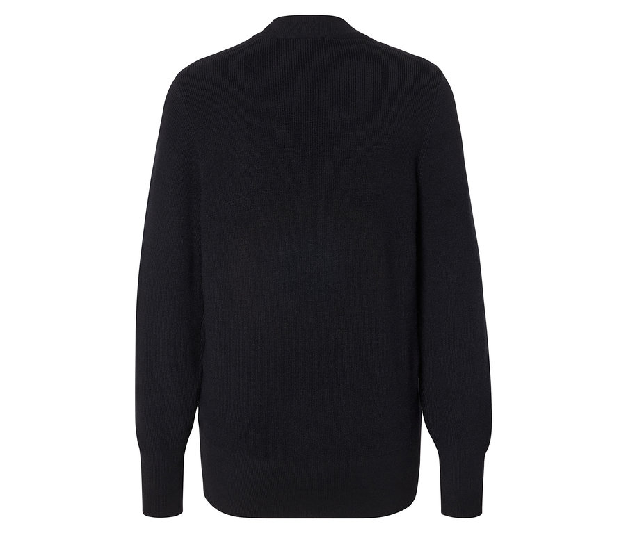Detailansicht der Rückseite eines schwarzen Cardigans.