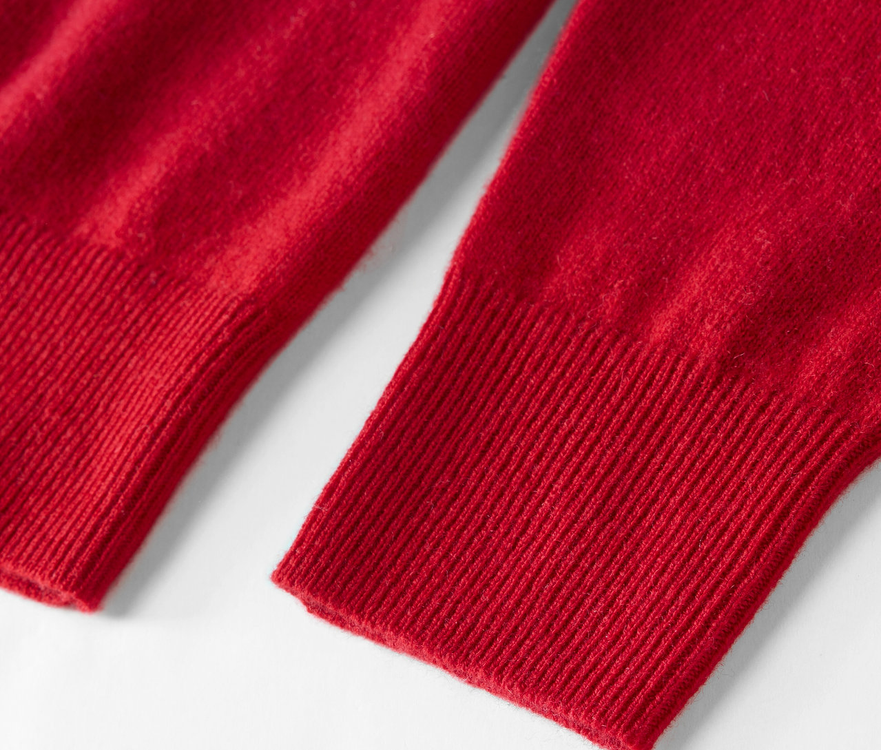 Detailaufnahme eines roten Langarmpullovers.