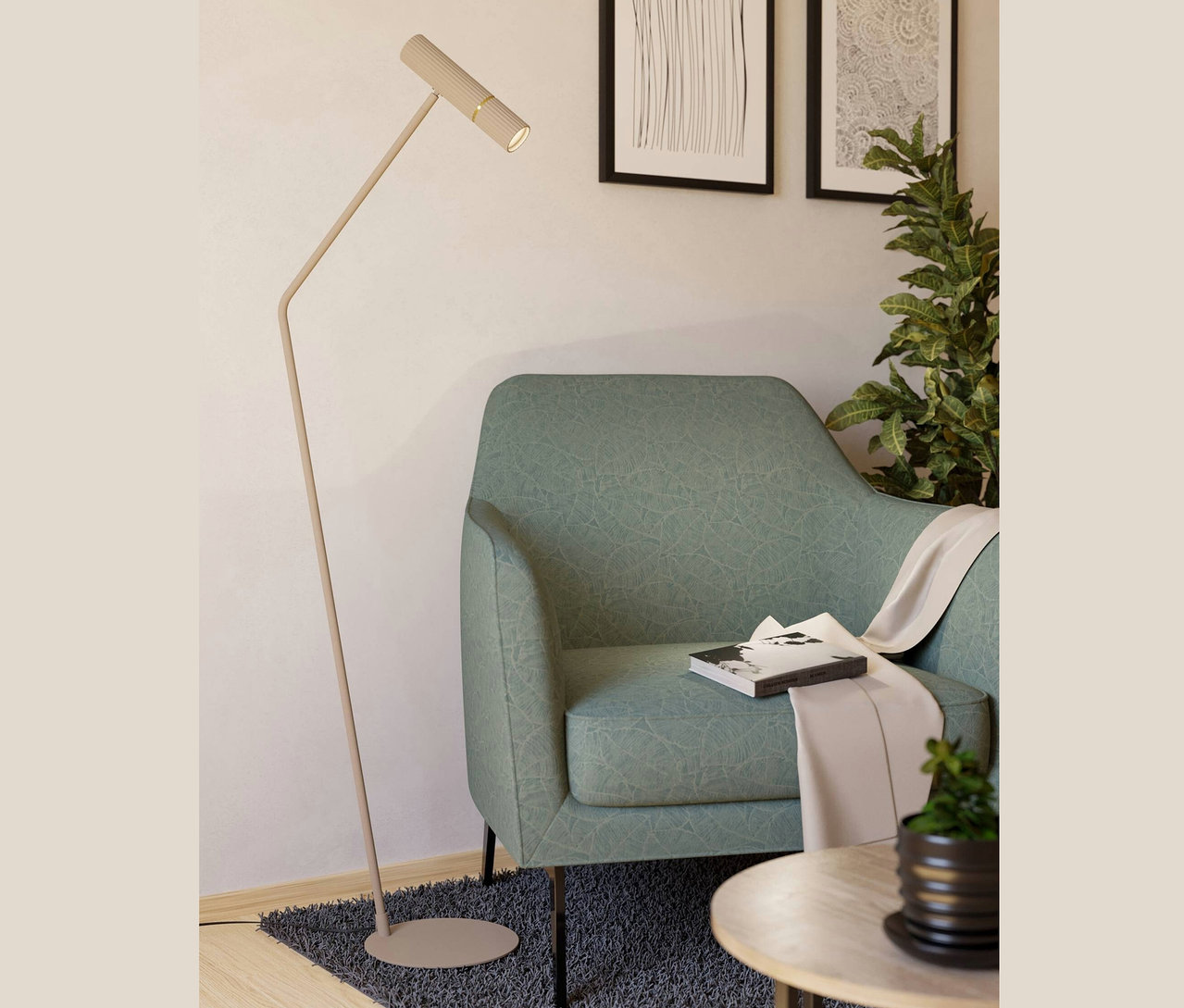 Wohnzimmer mit einem blaugrünen Sessel, einer beigen Stehlampe, einem Tisch und einer Topfpflanze.