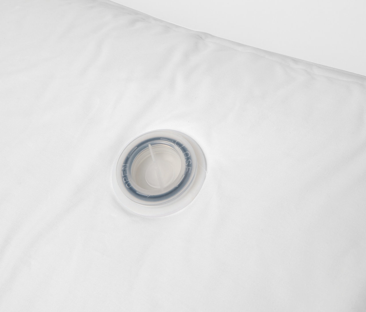 Detailansicht eines weißen irisette® Wasserkissens mit sichtbarem Füllventil.