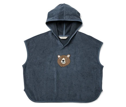 Blauer Kinderponcho mit Kapuze und Bärenapplikation.