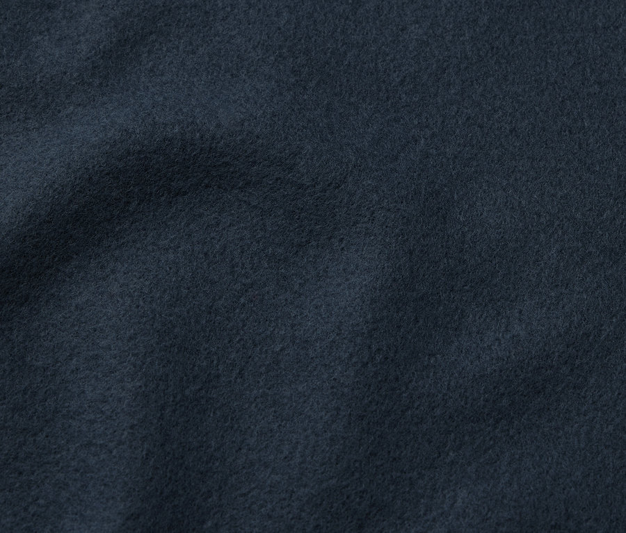 Detailaufnahme von dunkelblauem Samt.