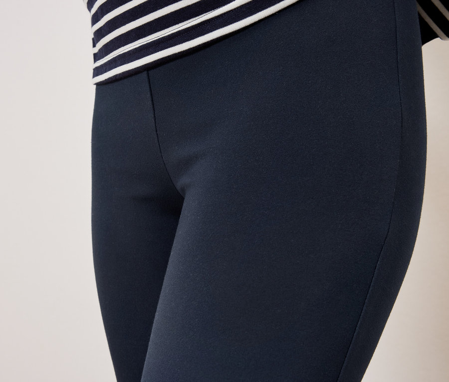 Detailaufnahme von Damen Leggings in Dunkelblau mit einem gestreiften Oberteil.