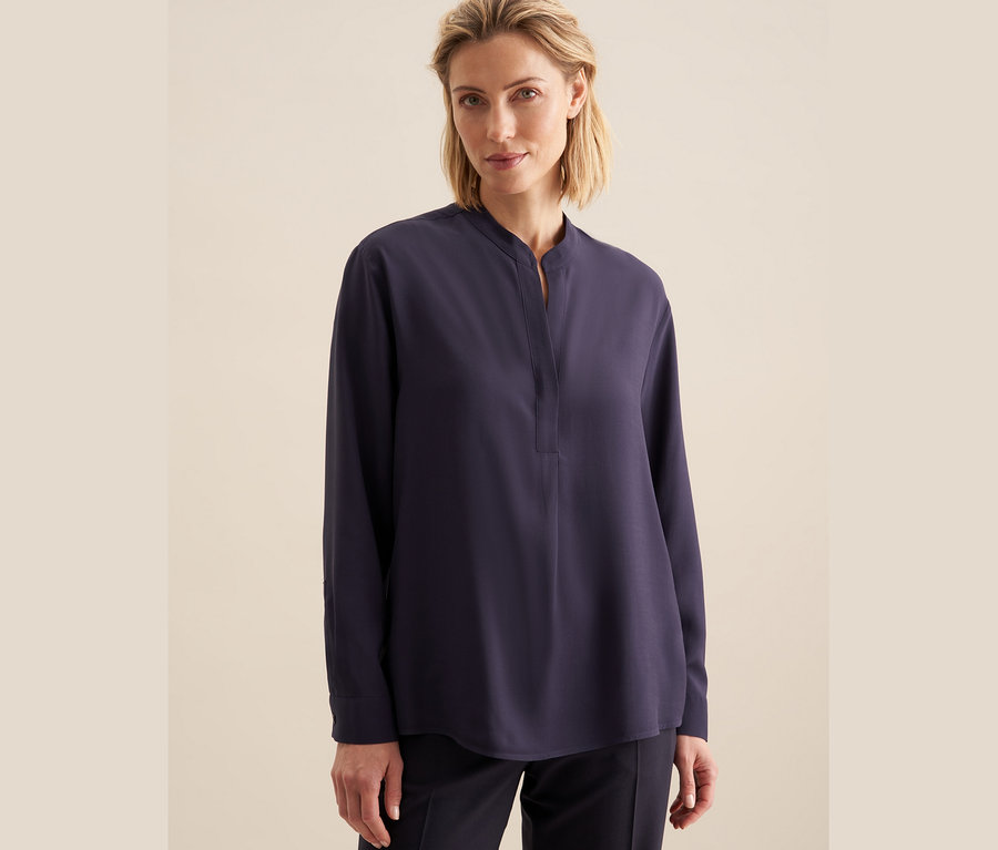 Frau trägt eine Seidensticker Tunika aus Viskose.