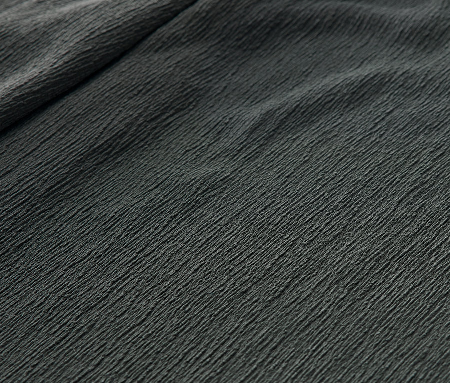 Detailaufnahme einer grünen Schlupfhose in Crinkle-Optik.