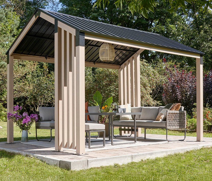 Eine Terrasse mit einem Pavillon, darunter ein Sofa, Stühle und ein Tisch mit Getränken.