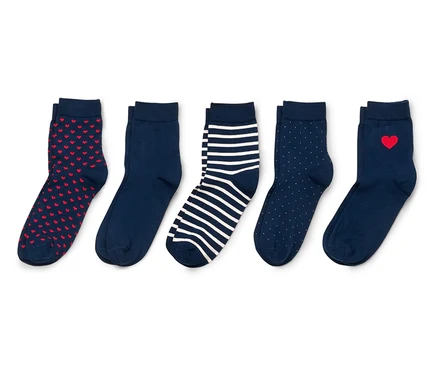 Fünf Paar marineblaue Socken mit roten Herzen, Streifen und Punkten liegen auf weißem Grund.