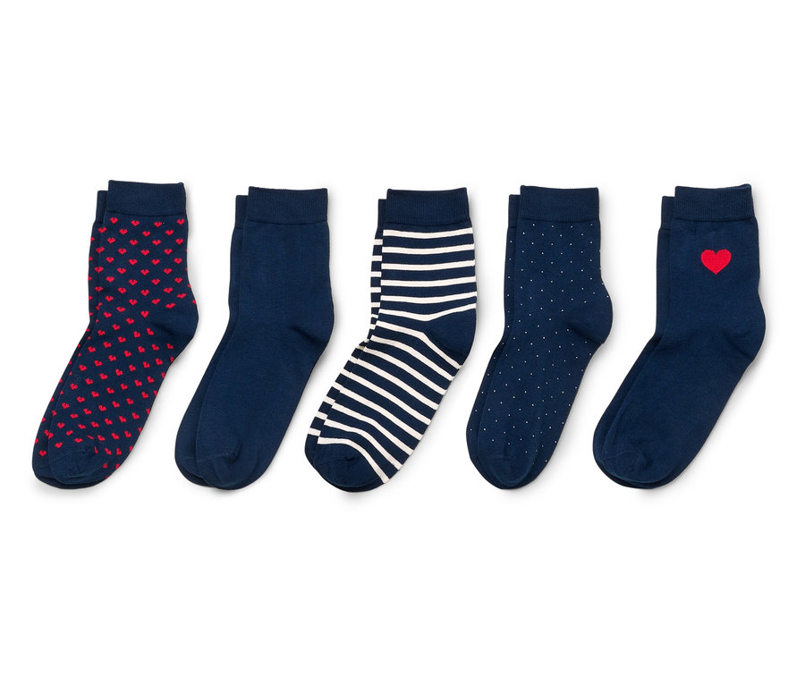 Fünf Paar marineblaue Socken mit roten Herzen, Streifen und Punkten liegen auf weißem Grund.