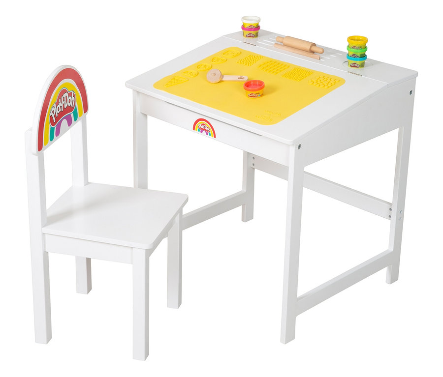 Weißer Kinderschreibtisch mit Stuhl und Play-Doh-Knete, Werkzeugen und gelber Matte. Auf dem Stuhl ist ein Play-Doh-Logo.