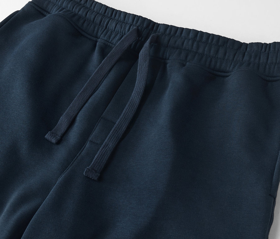 Nahaufnahme einer marineblauen Jogginghose mit Kordelzug.