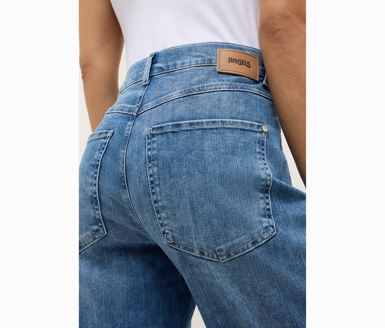 Nahaufnahme der Rückseite einer Person, die Angels Denim »Liberta« Jeans trägt.