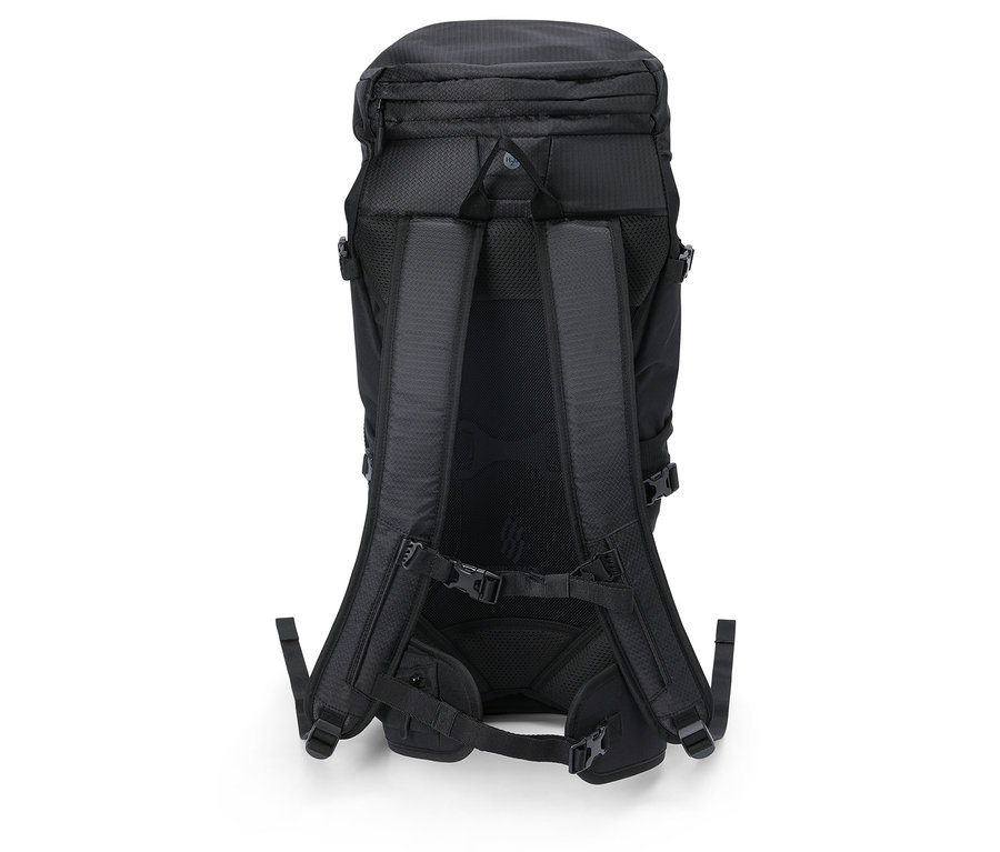 Rückansicht eines schwarzen Rucksacks mit gepolsterten Trägern und mehreren Schnallen.