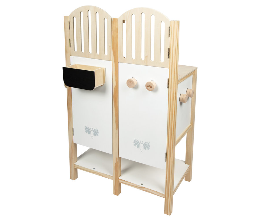 Der small foot Hobby-Horse-Pferdestall aus Holz hat zwei Boxen mit Türen, Regale und eine Tafel.