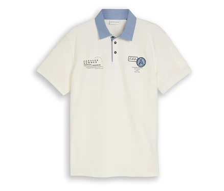 Cremefarbenes Poloshirt mit hellblauem Kragen, einer Knopfleiste mit zwei Knöpfen und mehreren Aufdrucken auf der Vorderseite, darunter „FOREVER SUMMER TROPICAL PARADISE“.