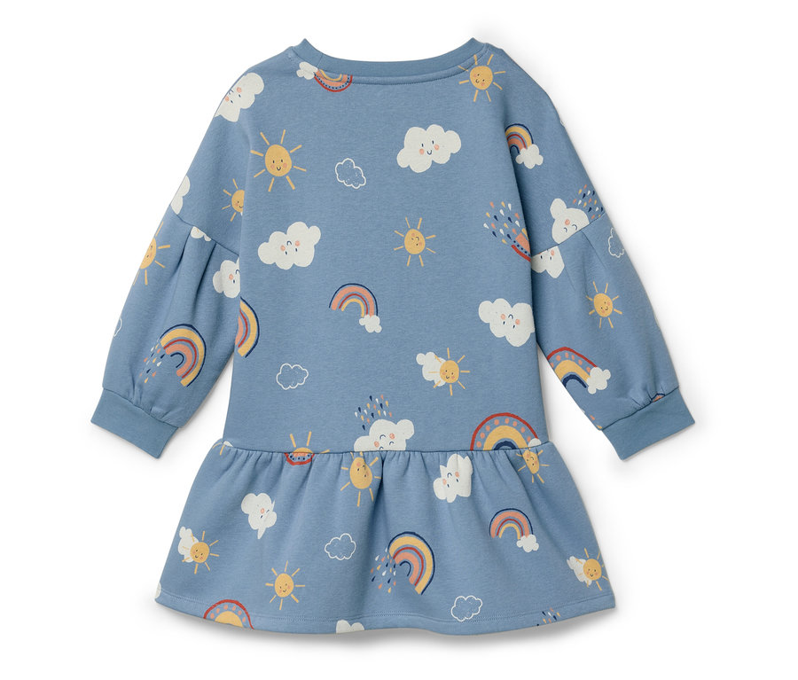 Ein blaues Kinderkleid mit einem Muster aus Sonnen, Wolken und Regenbögen.
