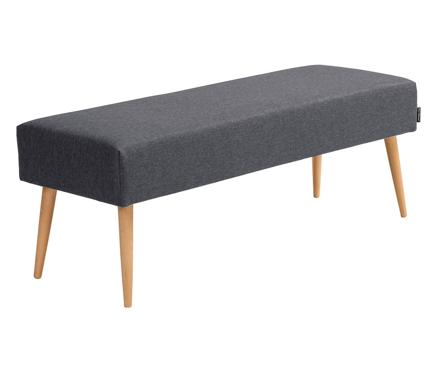 Ein grauer, gepolsterter Hocker mit vier Holzbeinen steht auf einem weißen Hintergrund.