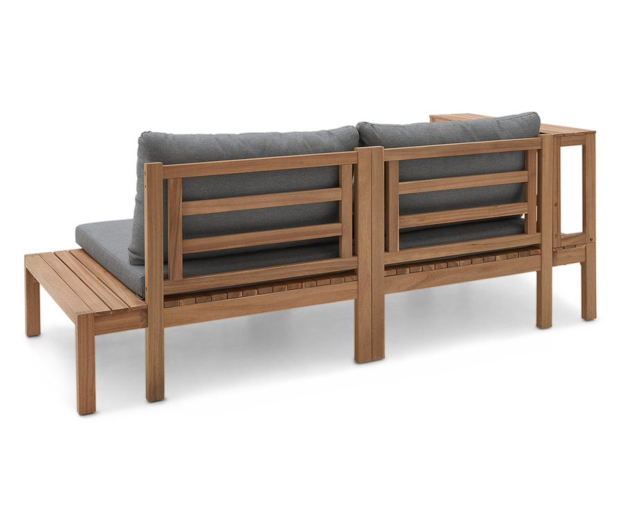 Holzbank mit grauen Kissen und Ablagetisch von hinten.