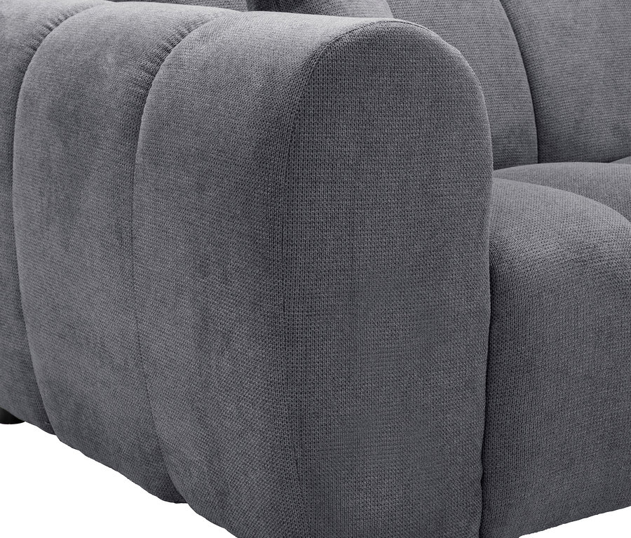 Nahaufnahme eines grauen Sofas mit abgerundeten Armlehnen und Füßen.