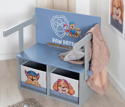 Eine hellblaue Kinderbank mit Paw Patrol-Motiven, darunter Chase und Skye, mit zwei Stoffschubladen und einer Decke.