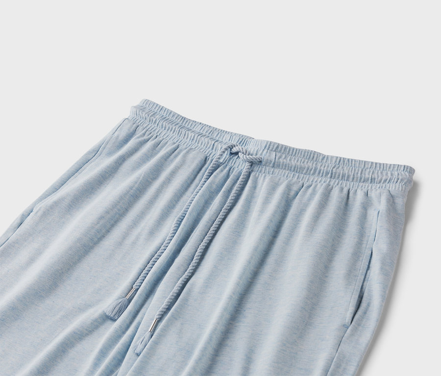 Nahaufnahme einer hellblauen Jogginghose mit Kordelzug.