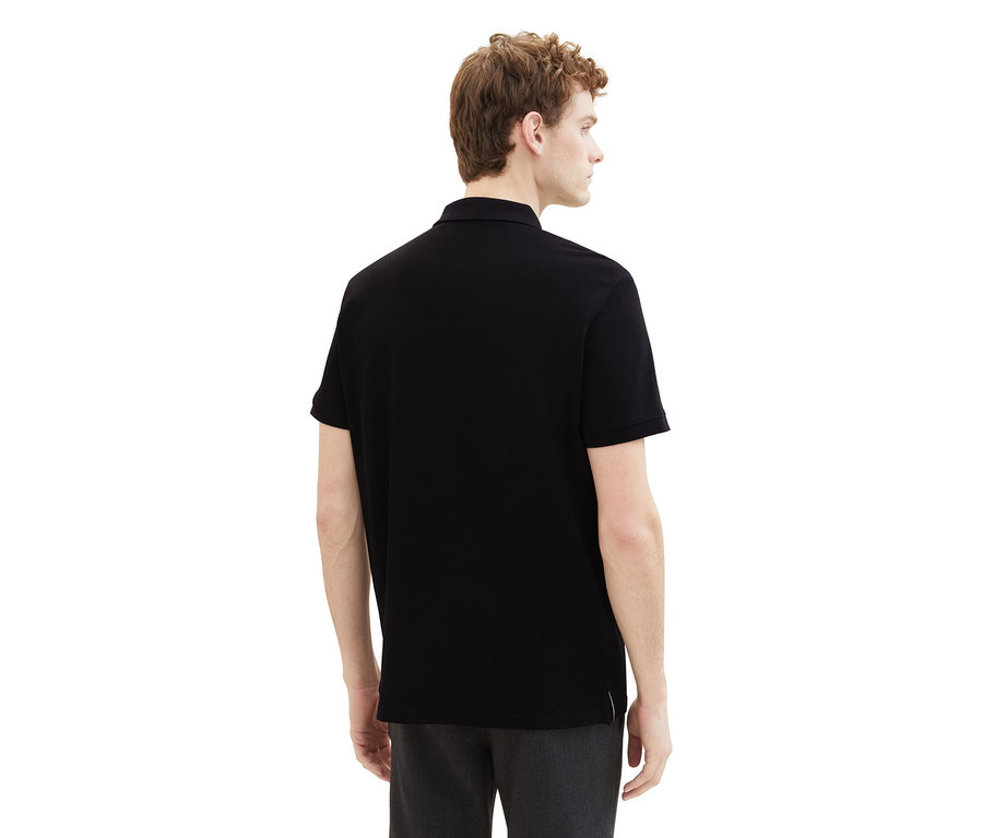 Mann von hinten mit schwarzem Tom Tailor Piqué Poloshirt.
