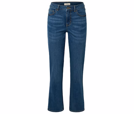Eine einzelne Jeanshose in blauer Waschung liegt auf einem weißen Hintergrund.