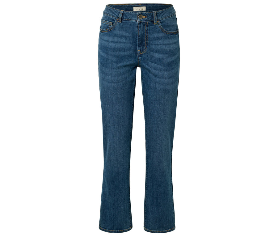 Eine einzelne Jeanshose in blauer Waschung liegt auf einem weißen Hintergrund.