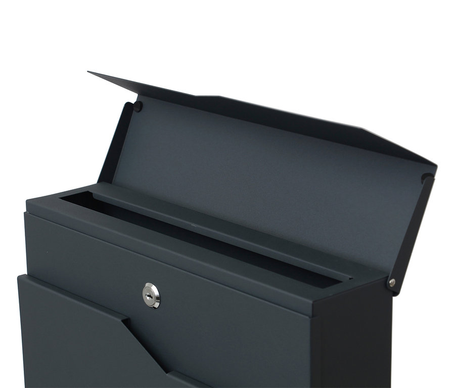 Geöffneter, grauer Briefkasten mit Schloss.