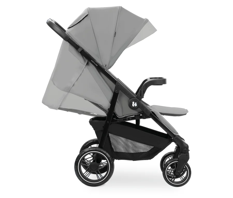 Ein grauer Kinderwagen mit schwarzem Gestell steht auf einem weißen Hintergrund.