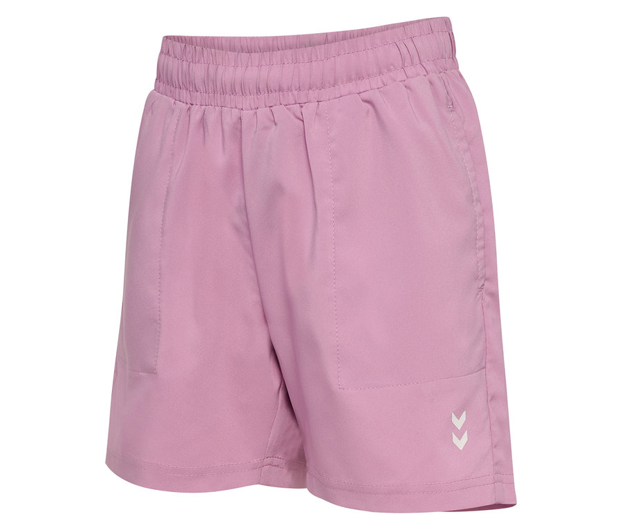Nahaufnahme von Shorts in Rosa mit Gummibund und zwei weißen Winkeln am Bein.