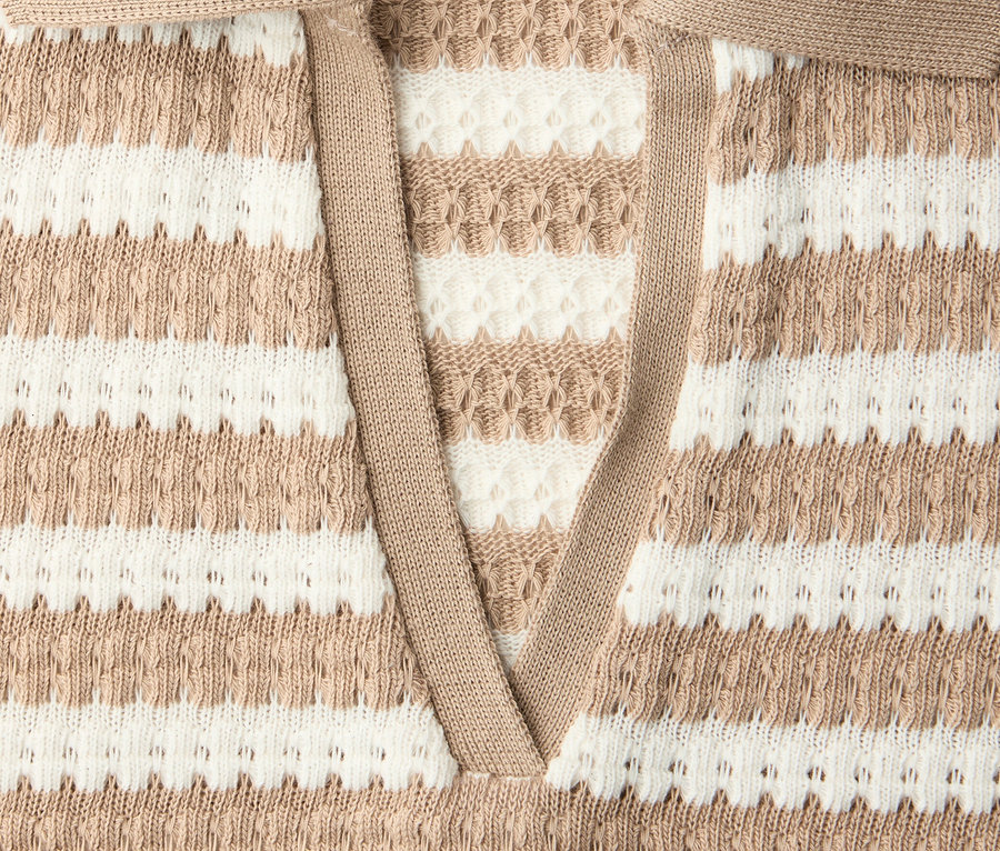 Nahaufnahme des Street One Strickshirts mit beigen und weißen Streifen und Kragen.