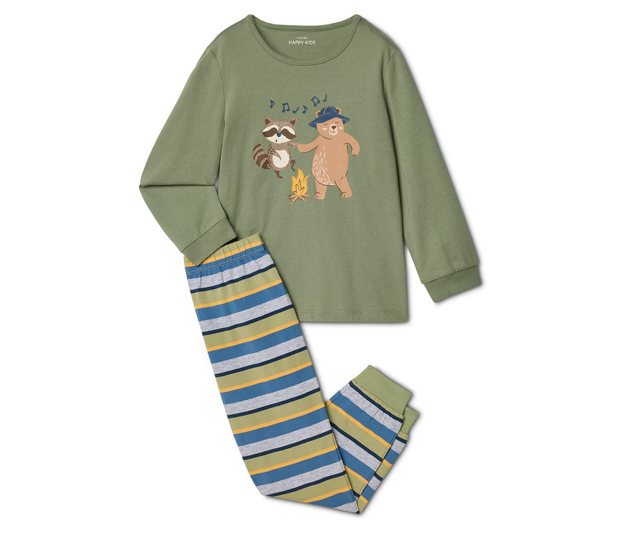 Ein Kinderpyjama-Set liegt, bestehend aus einem olivgrünen Oberteil mit Bären- und Waschbärmotiv und gestreiften Hosen.