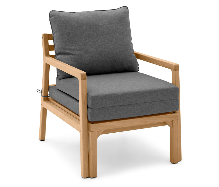 Ein ausziehbarer Gartensessel mit grauen Polstern und einem Holzrahmen steht auf einem weißen Hintergrund.