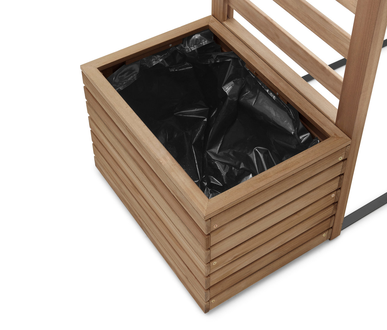 Nahaufnahme eines Holzpflanzgefäßes mit schwarzem Kunststoffeinsatz.