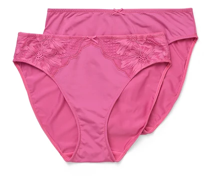 Zwei rosafarbene Slips liegen übereinander, der obere Slip hat einen floralen Spitzenbesatz.