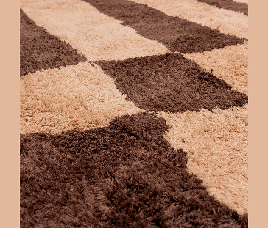 Zotteliger Teppich mit Schachbrettmuster in Braun und Beige.