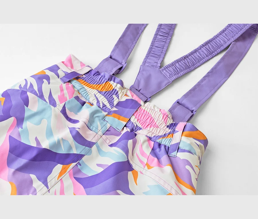 Nahaufnahme eines bunten Kleidungsstücks mit lila Trägern. Es hat ein abstraktes Wellenmuster in Lila, Pink, Hellblau, Orange und Weiß.
