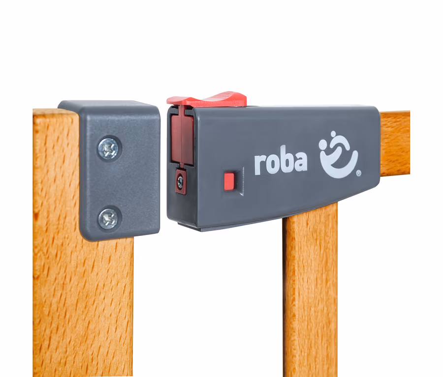 Nahaufnahme des grauen Verschlussmechanismus eines roba Türschutzgitters »Safety Up« mit roten Knöpfen an Holzstäben.