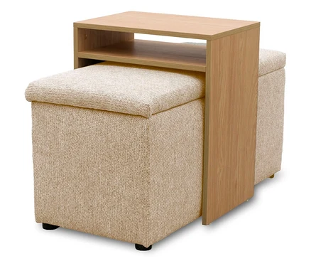 Zwei beige gepolsterte Hocker stehen nebeneinander, mit einem hellen C-förmigen Beistelltisch aus Holz, der über einem Hocker und zwischen beiden platziert ist und zwei Ablagen hat.
