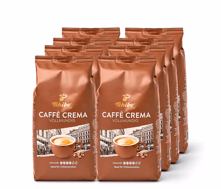 Sieben Packungen Caffè Crema Vollmundig - 8x 1 kg Ganze Bohne von Tchibo stehen im Halbkreis.