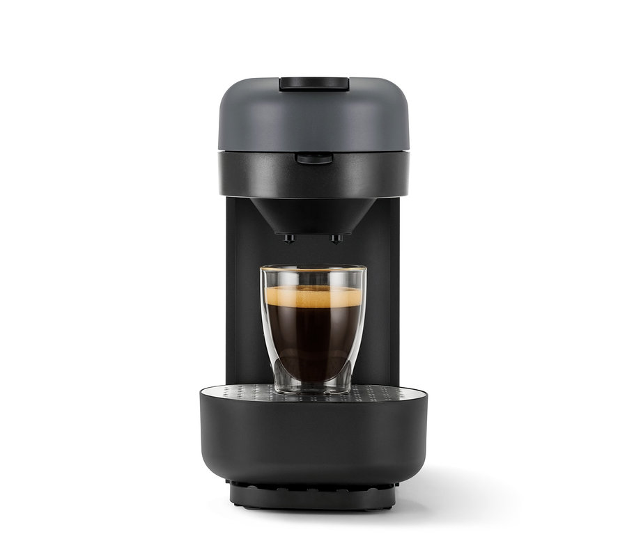 »Call me Pad« Kaffee Padmaschine Graphit mit einer Tasse Kaffee.