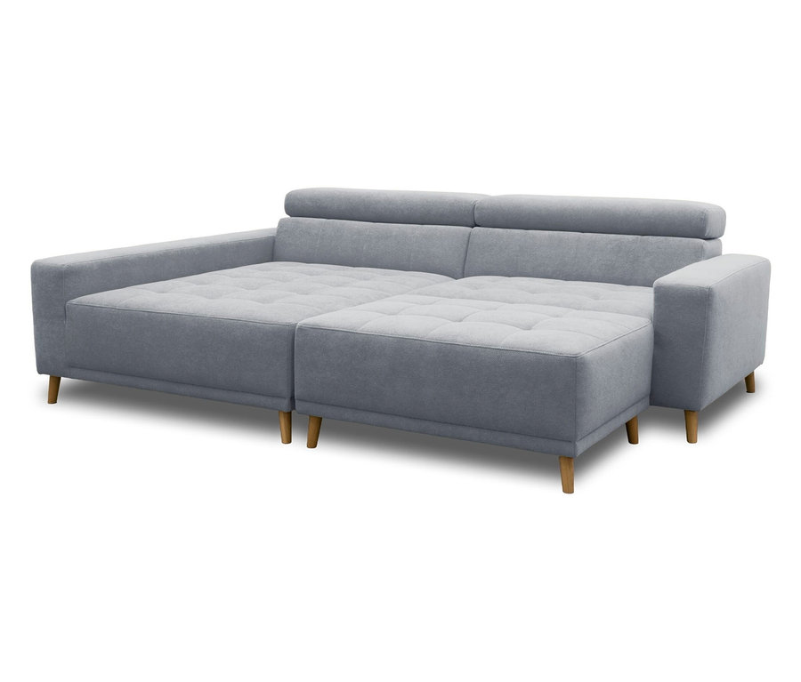 Ein hellgraues Ecksofa mit verstellbaren Kopfstützen und Holzbeinen auf weißem Hintergrund.