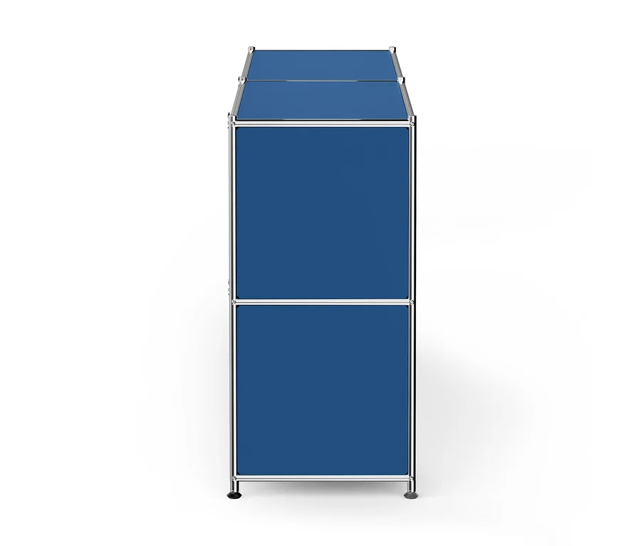 Ein schmales, hohes, modulares Regal mit zwei übereinander gestapelten blauen Fächern und einem Chromrahmen.