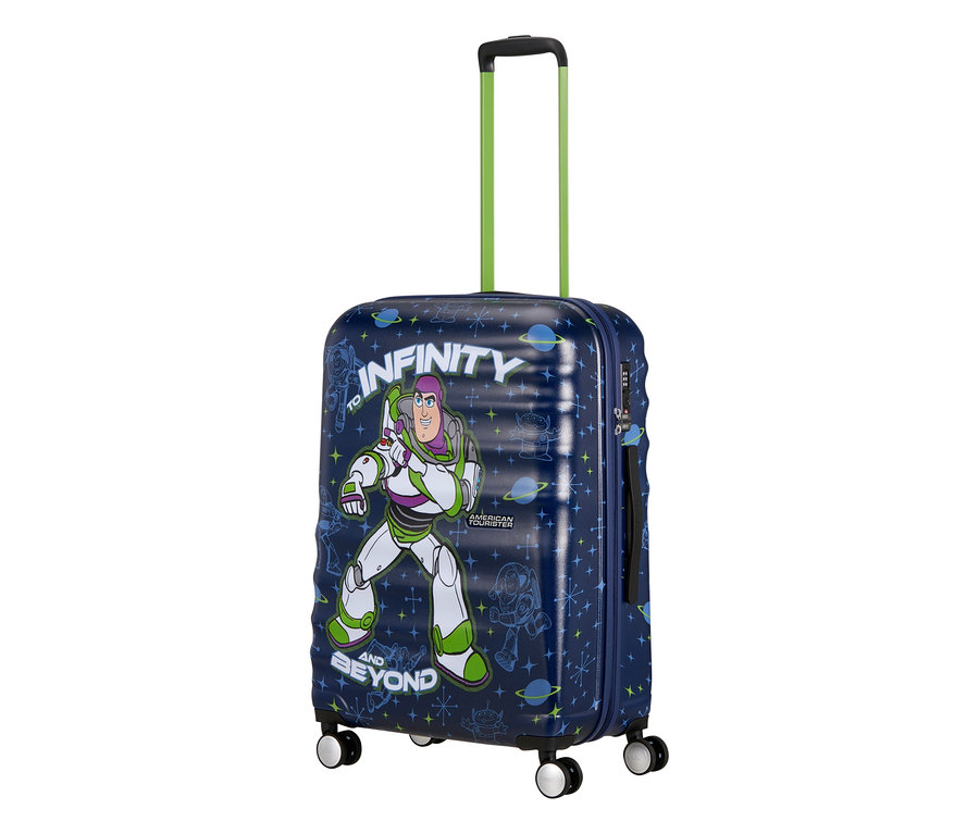 Dunkelblauer Koffer mit Buzz Lightyear, Sternen und Planeten, sowie dem Schriftzug "TO INFINITY AND BEYOND". Der Koffer hat einen grünen Griff.