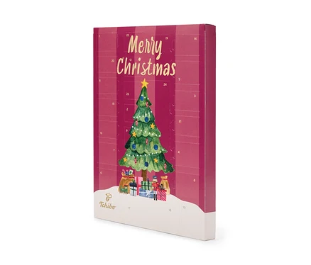 Ein stehender Tchibo Adventskalender in Pink mit einem Weihnachtsbaum, Geschenken und der Aufschrift "Merry Christmas".