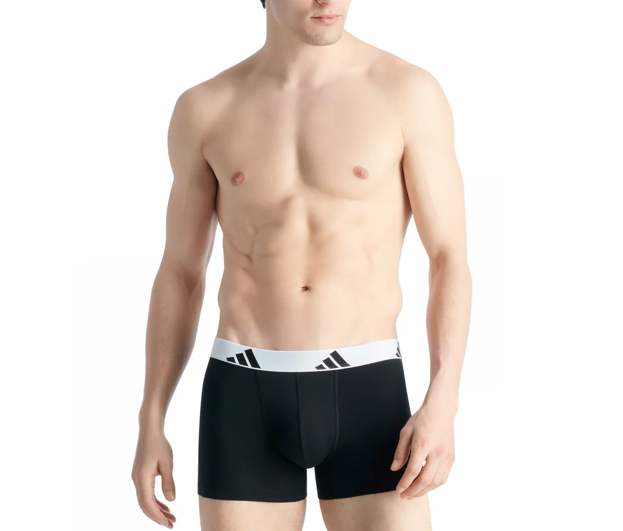 Ein oberkörperfreier Mann trägt schwarze adidas Active Flex Cotton Slipboxer mit einem weißen Bund und adidas Logo.
